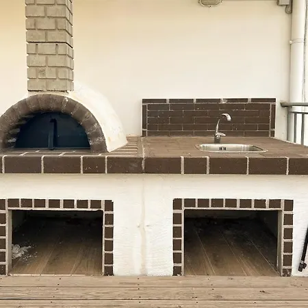 Hill Apartment *
